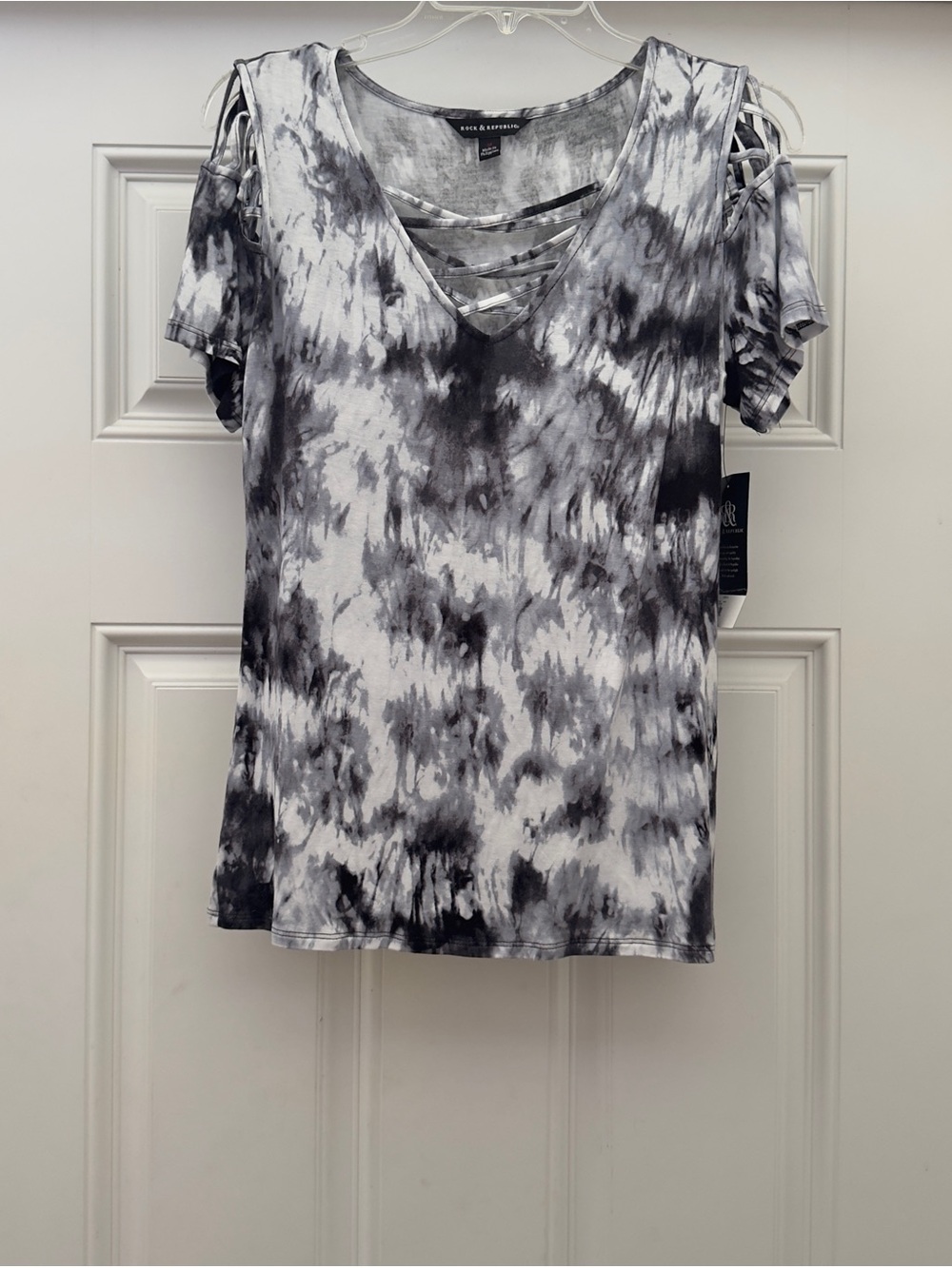 Rock & Republic Black and White Tie-Dye V-Neck Cold-Shoulder Top Size M